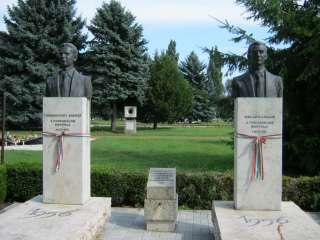 Nyíregyháza, Pazonyi tér, Északi temető: Tomasovszky és Szilágyi.jpg Nyíregyháza, Pazonyi tér, Északi temető: Tomasovszky és Szilágyi.jpg